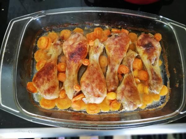 Pečené kuřecí paličky s mrkví v pekáči